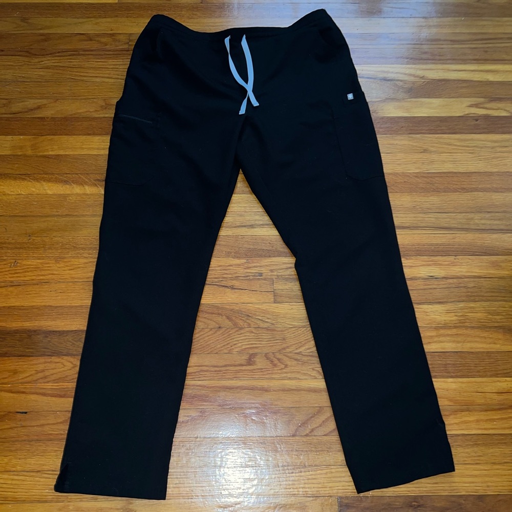 Figs yola scrub pants in black. Size XL/T